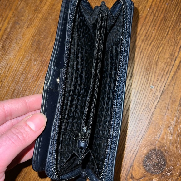 Liz Claiborne Vintage Black Leather Zipper Button Closure Wallet - Picture 5 of 7